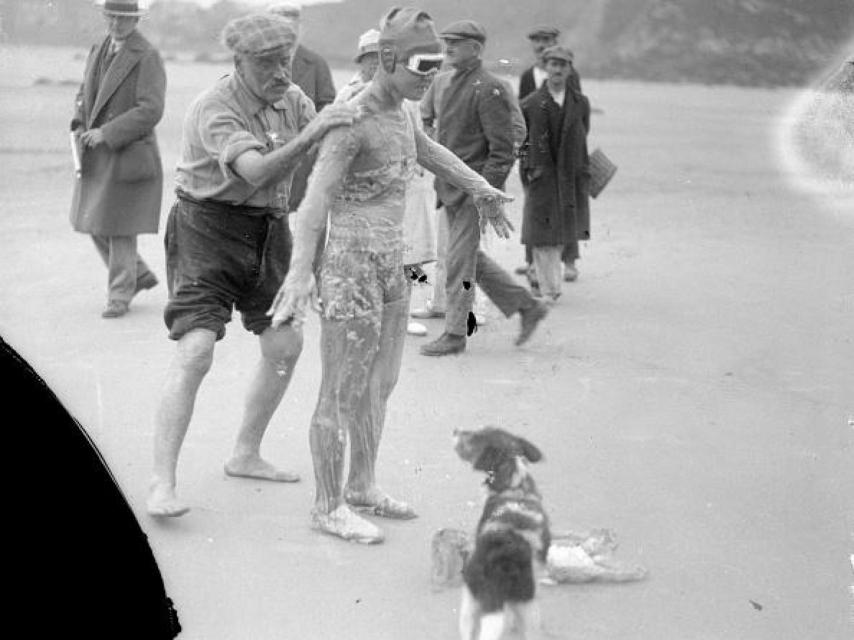 Gertrude Ederle, embadurnada en grasa de oveja antes de competir.