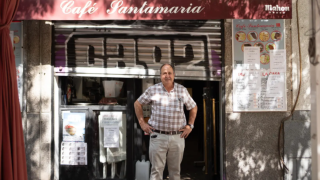 Juan Díaz, subiendo la persiana del recién cerrado Café Santamaría, para mostrárselo a EL ESPAÑOL