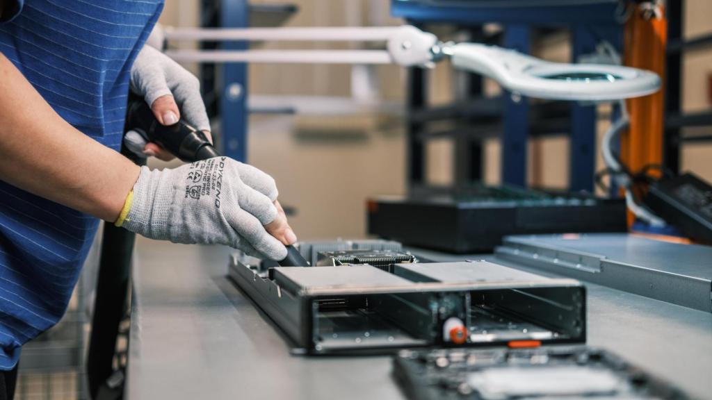 Una operaria en la planta de ensamblaje de Foxconn en República Checa.