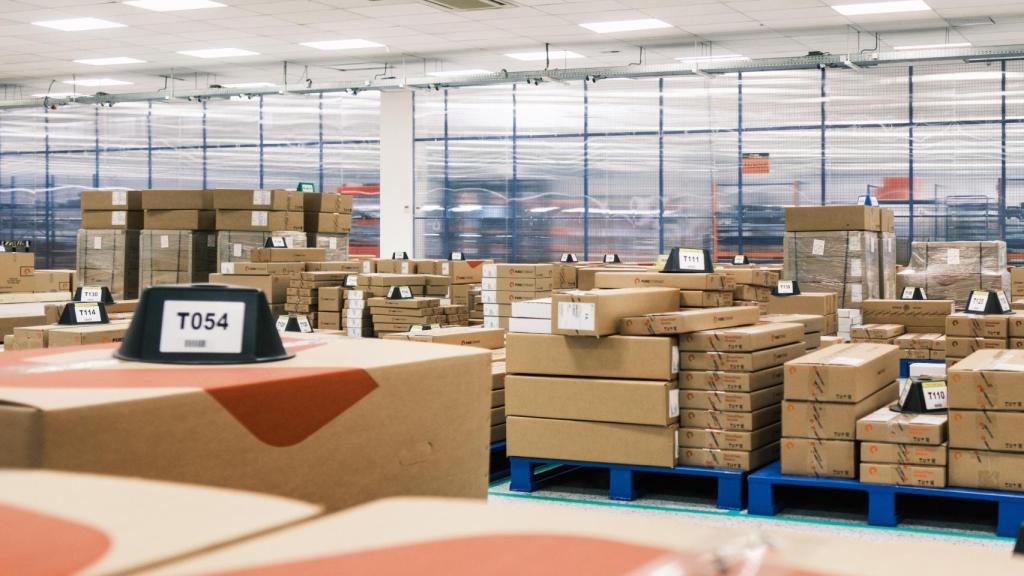 El área de almacenamiento de la planta de ensamblaje de Foxconn en República Checa.