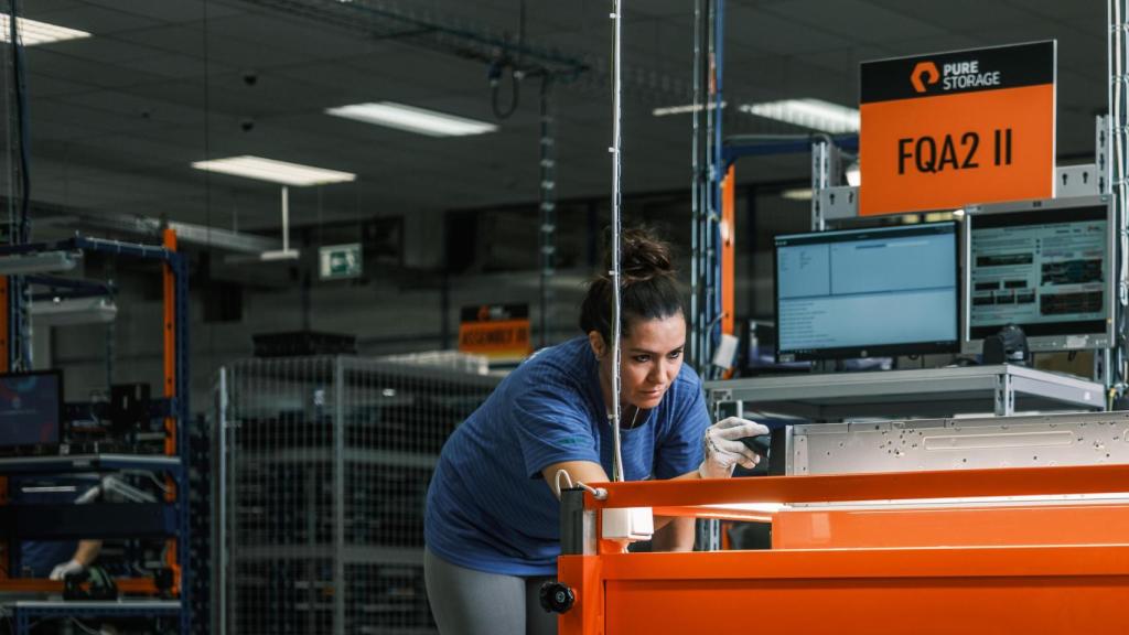 Una operaria haciendo comprobaciones a un equipo fabricado en la planta de Foxconn en República Checa.