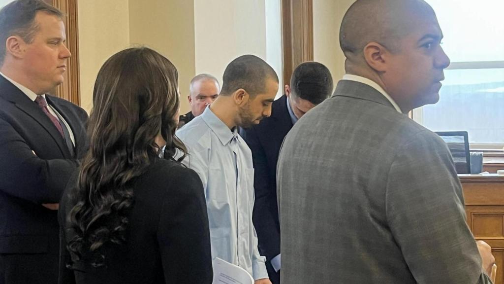 Hadi Matar (c) asiste al juicio en su contra este martes, en el condado de Chautauqua, en Mayville (Estados Unidos). Foto: Guillermo Azábal