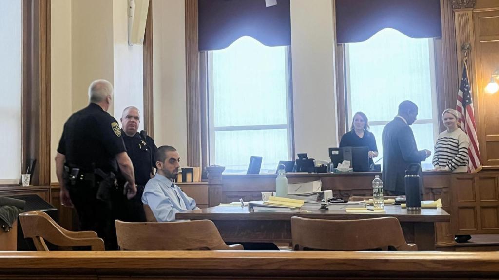 Hadi Matar espera sentado el inicio del juicio en su contra este martes. Foto: Guillermo Azábal