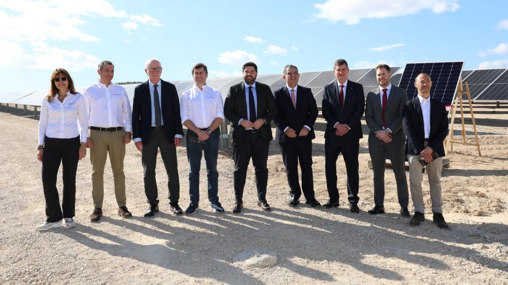 El acto de inauguración  de la panta fotovoltaica de Cañada Alta (Murcia).
