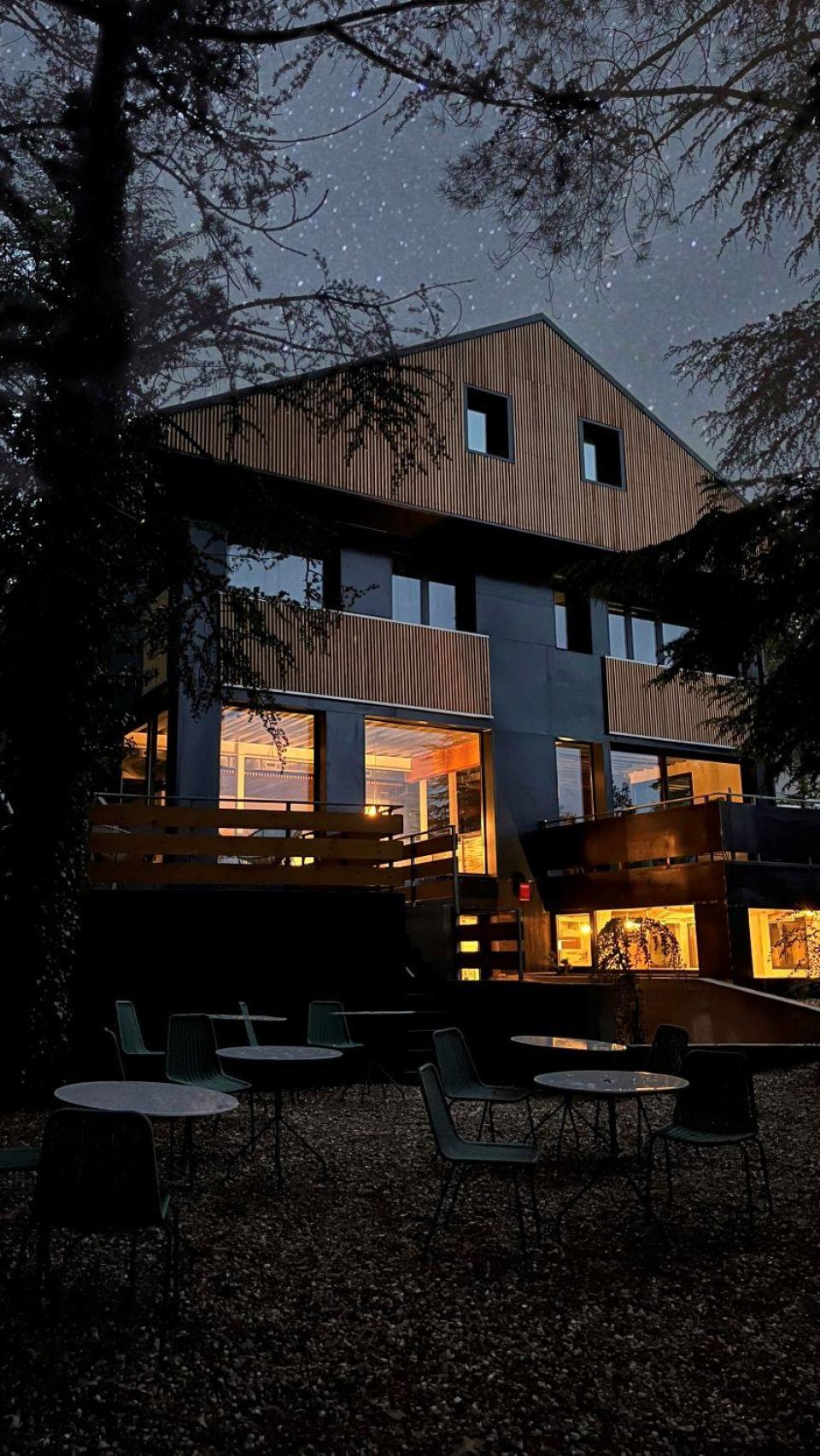 La fachada de Alpino de noche.