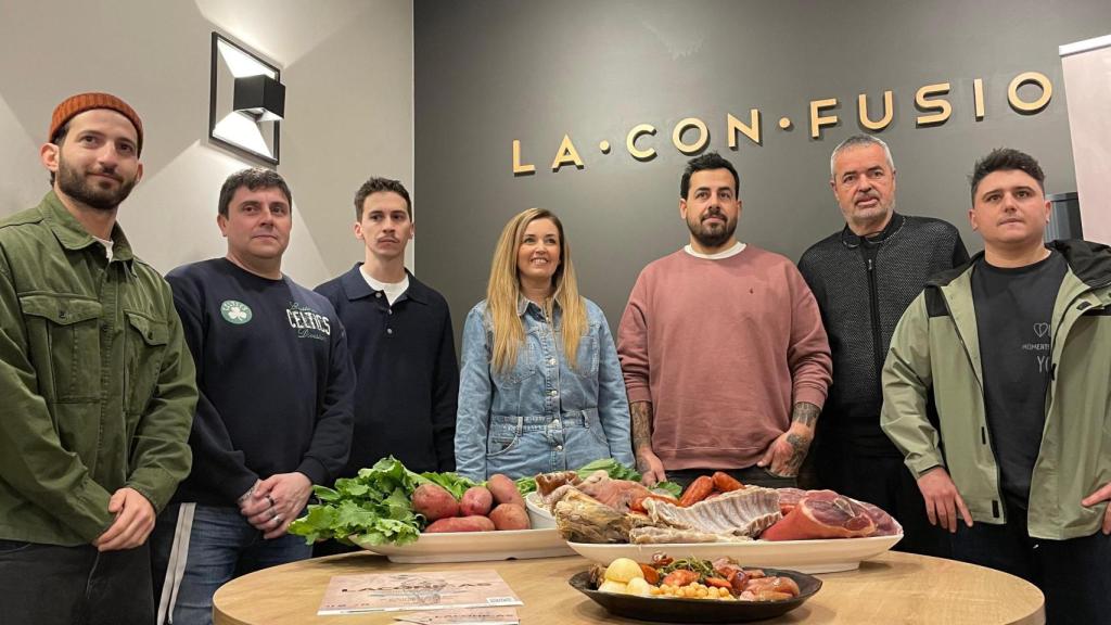 La concejala Diana Cabanas con los cocineros de algunos de los restaurantes participantes