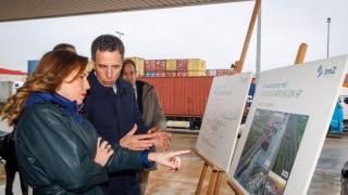 La alcaldesa de Zaragoza, Natalia Chueca, en la Terminal Marítima de la ciudad.