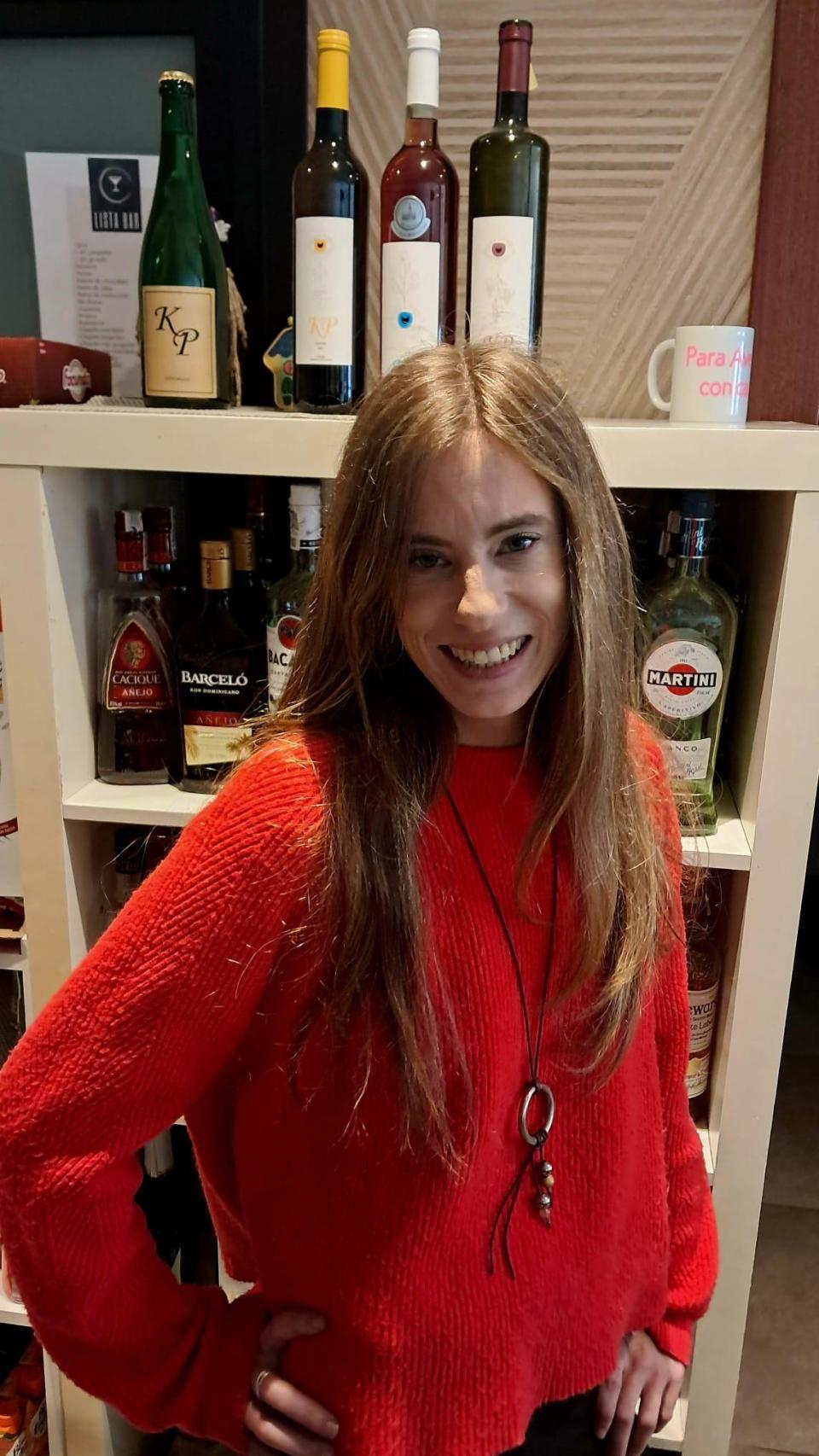 Irene sonriente en su bar