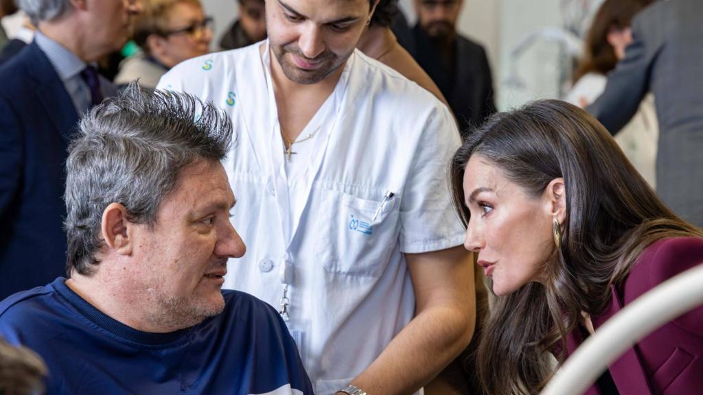 La Reina Letizia charlando con Juan, paciente del Hospital Nacional de Parapléjicos.