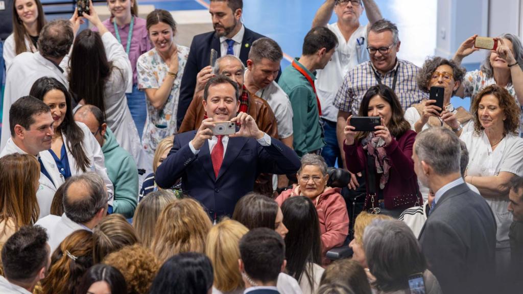 Carlos Velázquez ejerciendo de fotógrafo improvisado durante la visita de los Reyes al HNP.