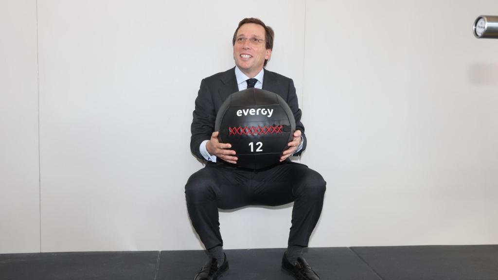 Almeida sosteniendo un balón de 12 kilos.