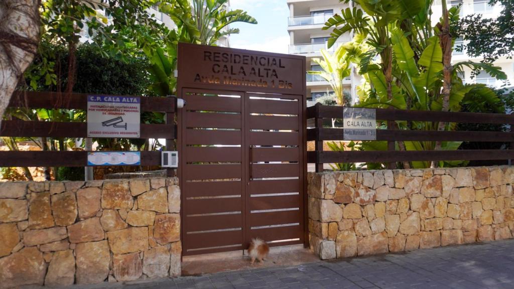 Entrada a Residencial Cala Alta, en Villajoyosa.