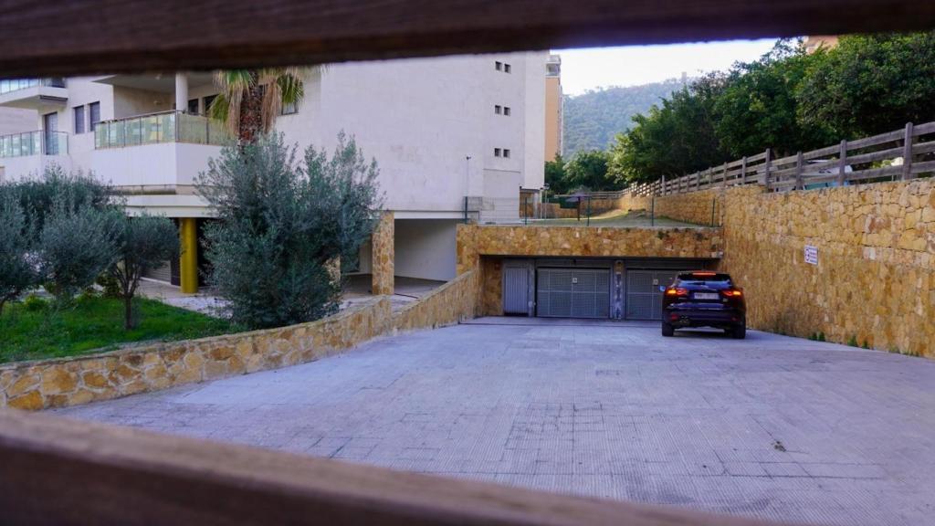 La rampa del garaje donde fue encontrado el desertor ruso.