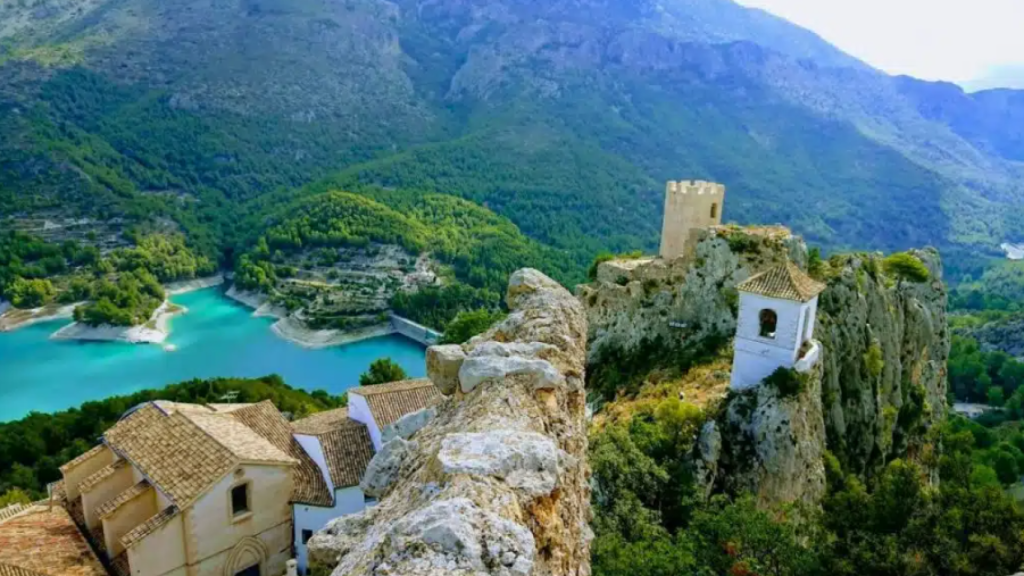 Guadalest con su famoso embalse.