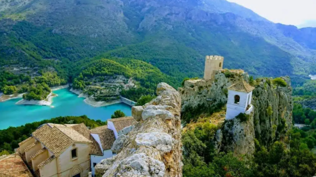 Guadalest con su famoso embalse.