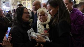 La Reina Letizia junto a un familiar de una víctima por la dana. Casa Real