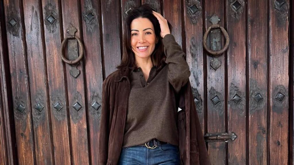 Virginia, con vaqueros y complementos de antelina.