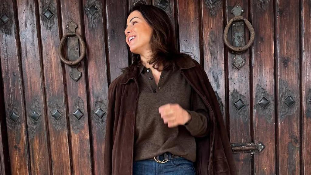 Virginia Troconis, con vaqueros y chaqueta de piel de serraje, a juego con sus complementos.