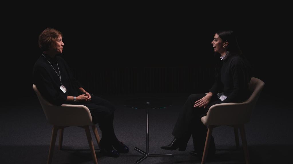 Anna Bajo Sanjuán y Brezo Arconada se sientan a conversar en el estudio de grabación de EL ESPAÑOL.