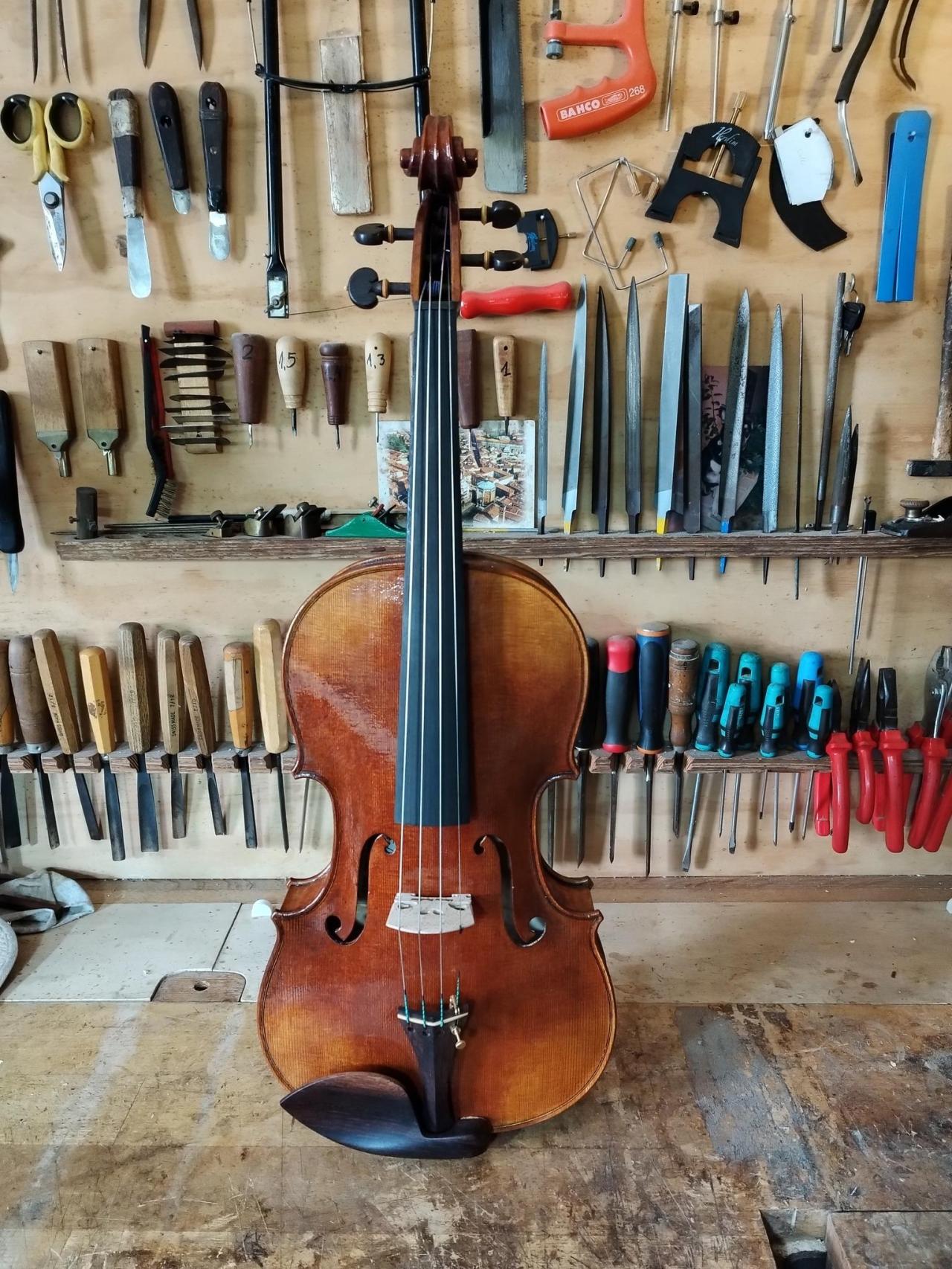 Un violín fabricado a mano por el lutier Llorenç Fenellosa.