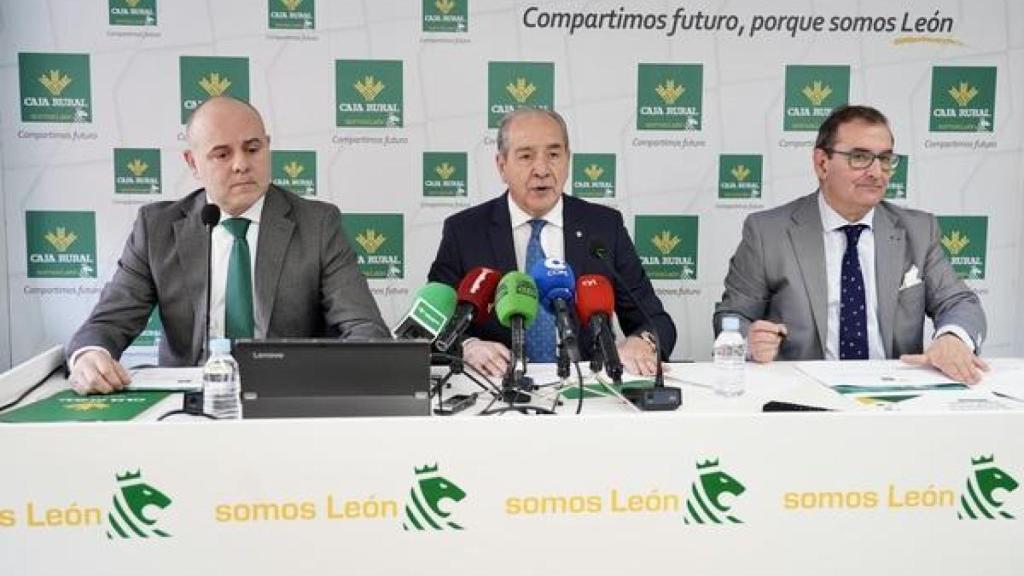 El director general de Caja Rural, Cipriano García Rodríguez, presenta el balance del ejercicio 2024 de la entidad junto al director de Comunicación y Relaciones Institucionales, Narciso Prieto, y el director territorial de Expansión, Alejandro Hidalgo