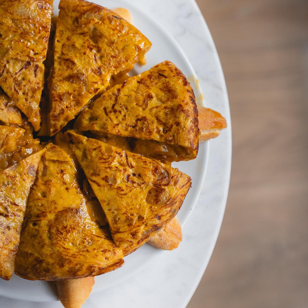 Tortilla de papas y cebolla confitada.