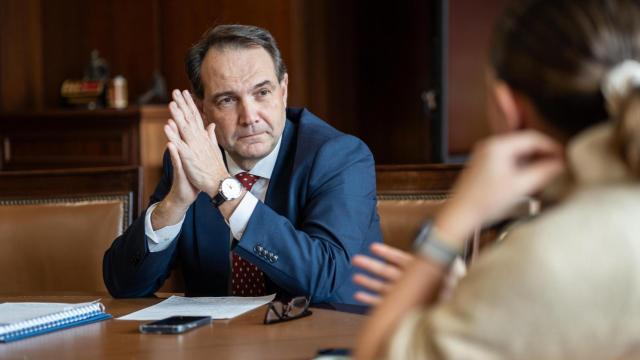 El rector de la Universidad Politécnica de Madrid, Óscar García, durante una entrevista con Madrid Total.