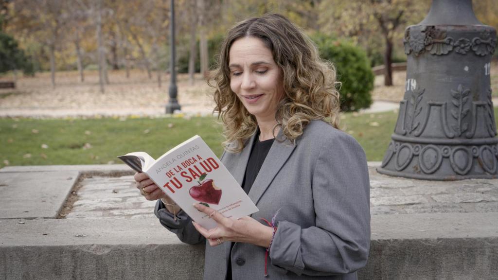 Ángela Quintas con su nuevo libro 'De la boca a tu salud'.