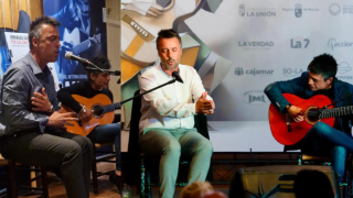 El cantaor Paco Severo (i), en dos imágenes, cantando acompañado a la guitarra por Antonio Muñoz, ambos participantes de la gala flamenca a beneficio de la lucha contra el cáncer.