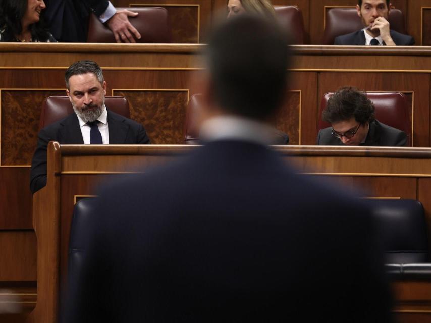 El presidente de Vox, Santiago Abascal, atiende la respuesta de Pedro Sánchez, este miércoles, en la sesión de control al Gobierno.