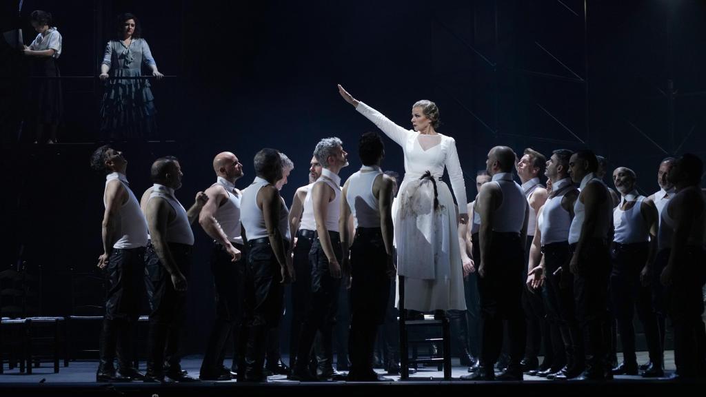 Ana Ibarra (Doctora) con el Coro Titular del Teatro Real, en una escena de 'Tejas verdes', de Jesús Torres. Foto: Javier del Real | Teatro Real