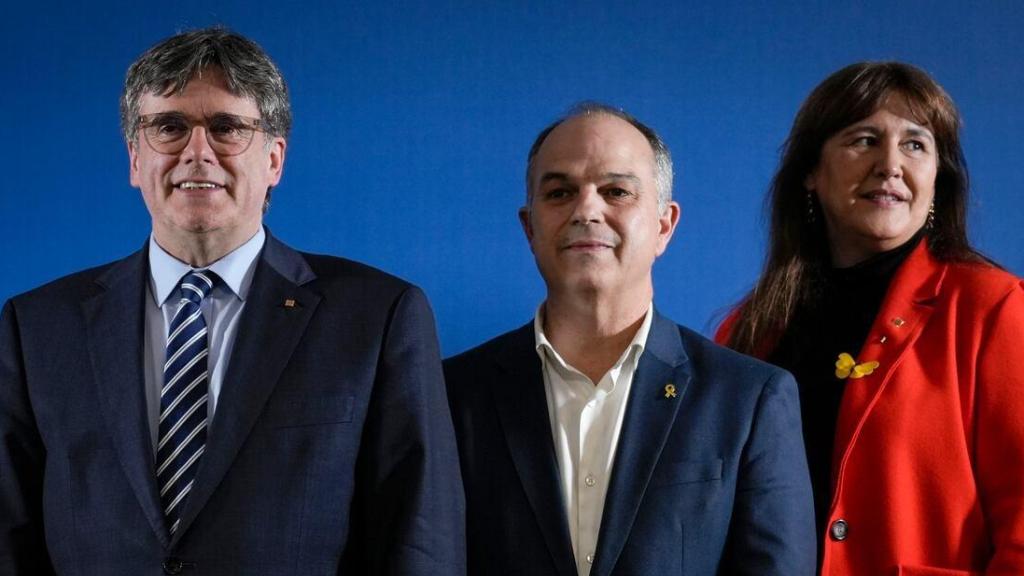 Carles Puigdemont, Jordi Turull y Laura Borràs durante un acto en Perpignan el 26 de marzo de 2024.