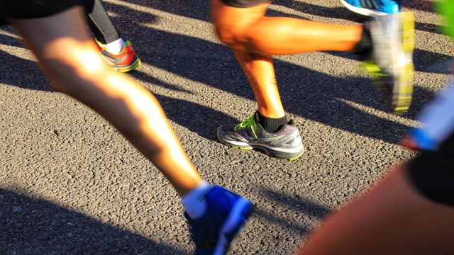 Unos atletas en medio de una carrera, en una imagen de Shutterstock.