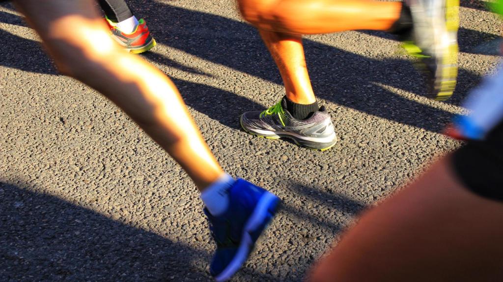 Unos atletas en medio de una carrera, en una imagen de Shutterstock.