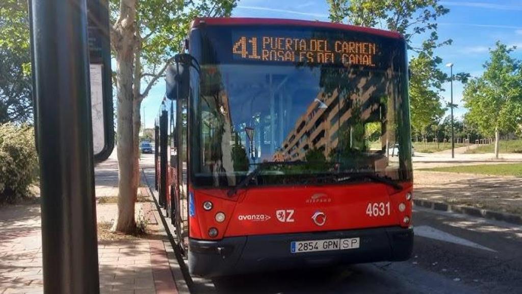 Imagen de un autobús urbano de la línea 41, en Zaragoza.