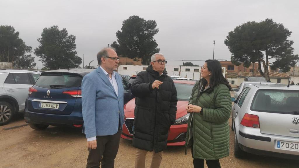 Estacionamiento habilitado en un solar de San Gregorio, junto al Hospital Royo Villanova, dentro de las obras en barrios rurales.