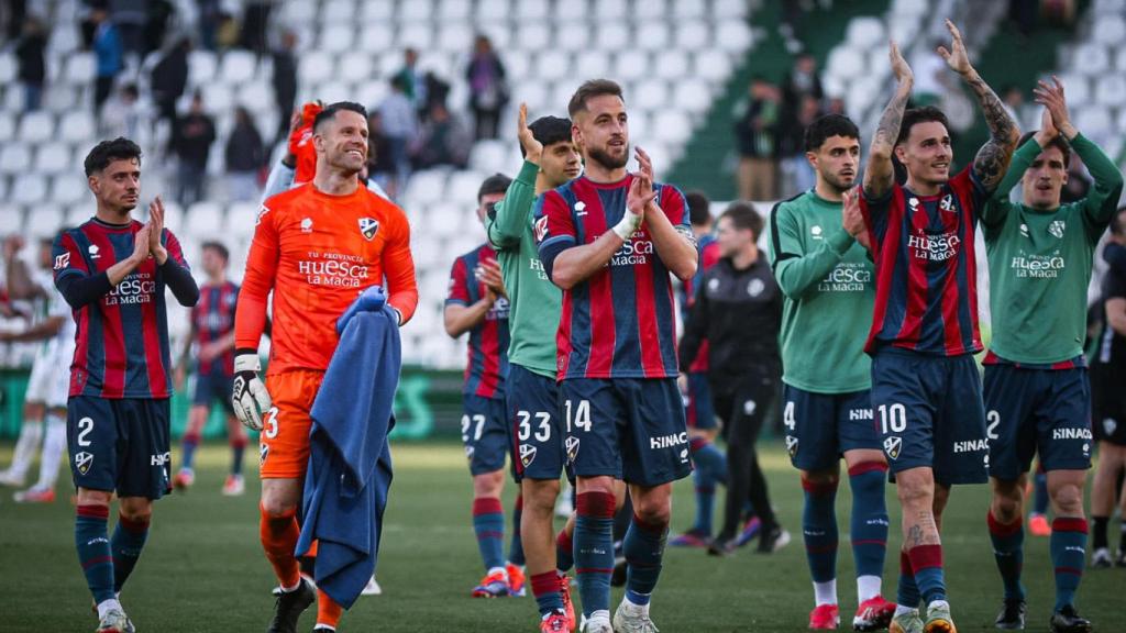 El Huesca celebra la victoria.