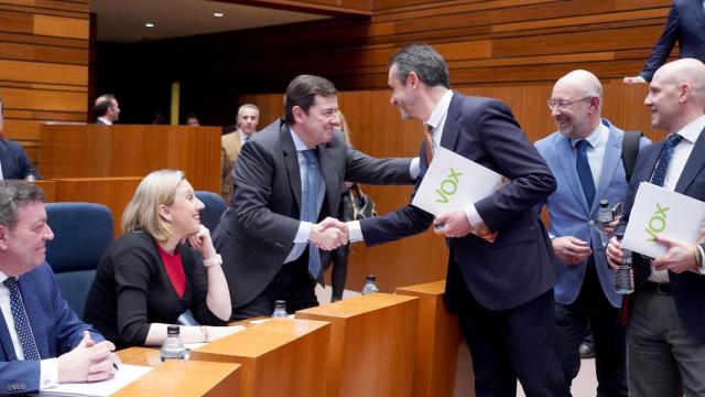 El presidente de la Junta, Alfonso Fernández Mañueco, saluda al nuevo portavoz de Vox, David Hierro, al inicio del pleno de las Cortes de este martes