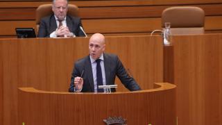 El viceportavoz de Vox, Carlos Menéndez, durante su defensa de la iniciativa en el pleno de las Cortes de este miércoles