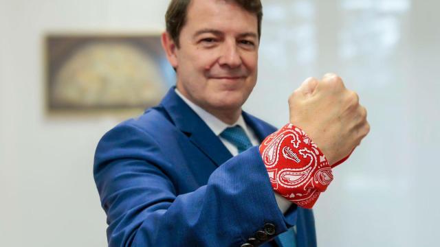 El presidente de la Junta, Alfonso Fernández Mañueco, con el pañuelo rojo en la muñeca