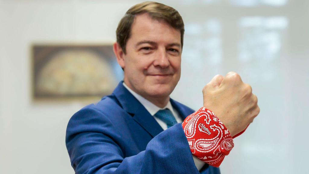 El presidente de la Junta, Alfonso Fernández Mañueco, con el pañuelo rojo en la muñeca