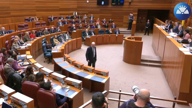 Momento de la expulsión del procurador del Grupo Mixto Francisco Igea del pleno de las Cortes de este miércoles