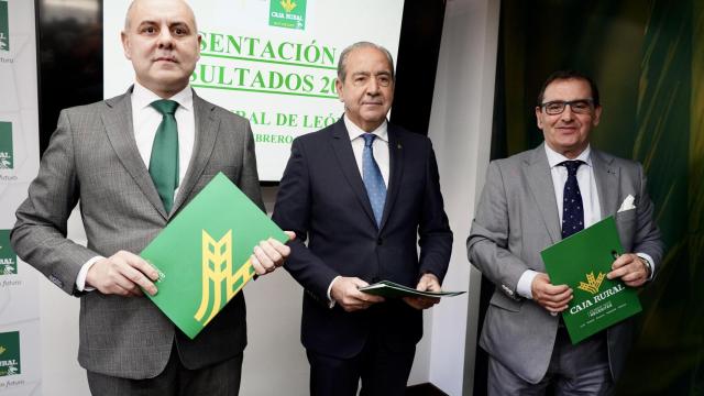 El director general de Caja Rural, Cipriano García Rodríguez, presenta el balance del ejercicio 2024 de la entidad junto al director de Comunicación y Relaciones Institucionales