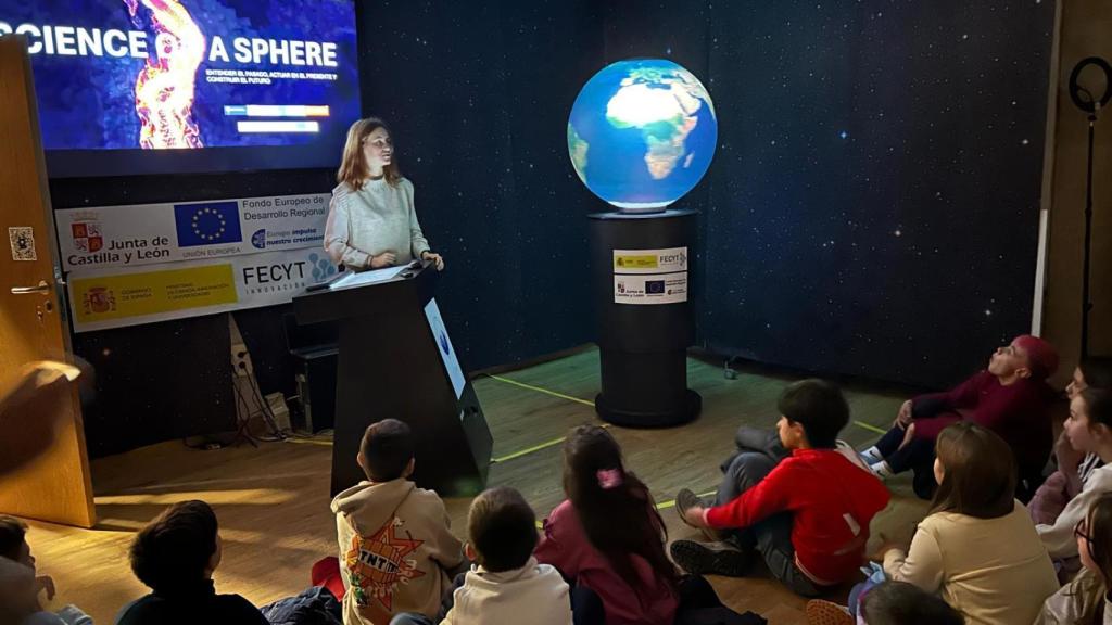 Escolares salmantinos en la actividad ‘Science on Sphere’