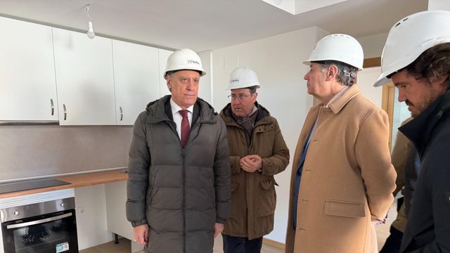 El alcalde de Salamanca, Carlos García Carbayo, visita la promoción de viviendas del barrio Capuchinos