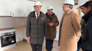 El alcalde de Salamanca, Carlos García Carbayo, visita la promoción de viviendas del barrio Capuchinos