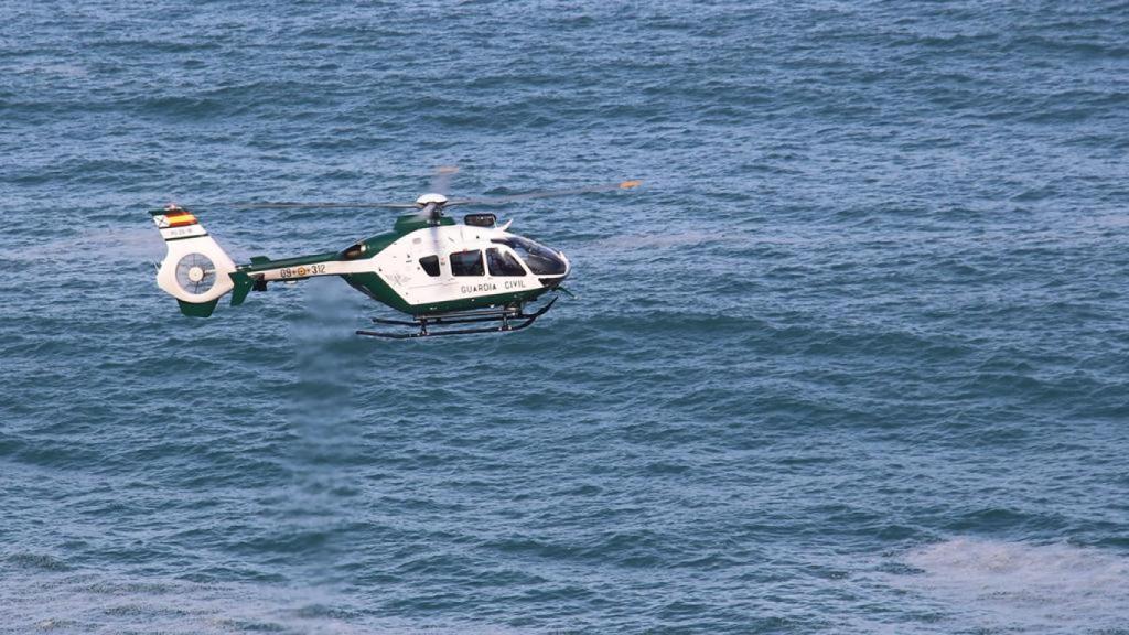 Un helicóptero de la Guardia Civil realizando las labores de búsqueda para dar con el paradero de Javier