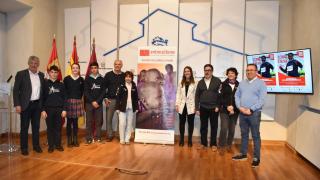 El diputado de Deportes y Juventud, Javier González; el representante de Entreculturas en Valladolid, Juan Antonio Pérez Andrés; y el alcalde de Arroyo de la Encomienda, Sarbelio Fernández, en la presentación de la carrera