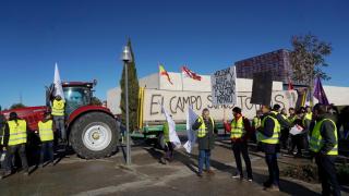 El sector agrario y ganadero, convocado por Unaspi, protesta ante las Cortes, bajo el lema ‘Por el futuro del campo español, quedarse en casa no es la solución’.