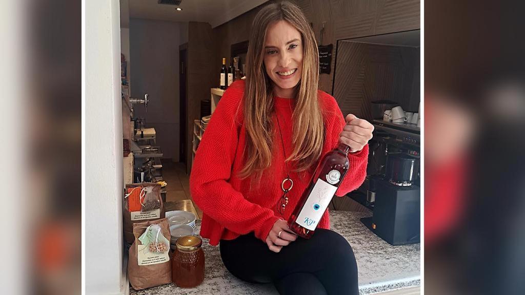 Irene en el bar de Villagómez La Nueva con su vino